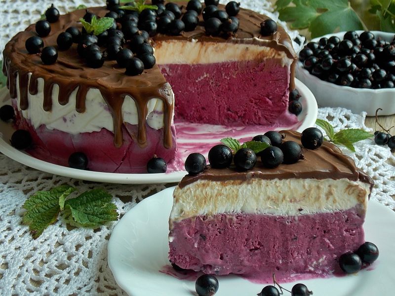 Lodowy tort z porzeczkami i polewą 