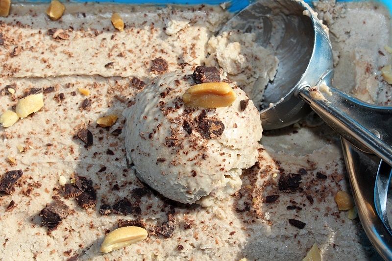 Lody bananowo-orzechowe z czekoladą i orzeszkami