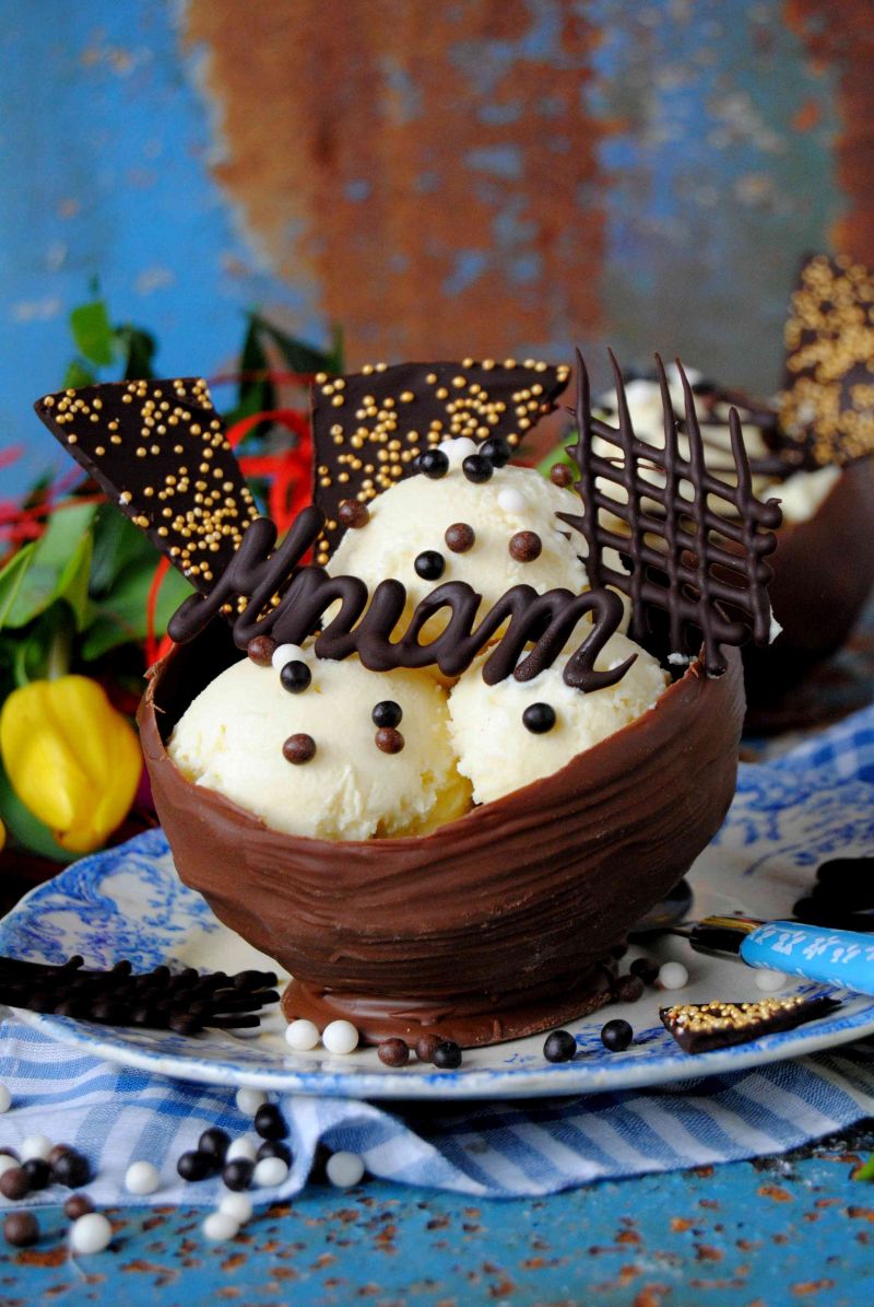 Lody bounty  w czekoladowych pucharkach Lody bounty  w czekoladowych pucharkach