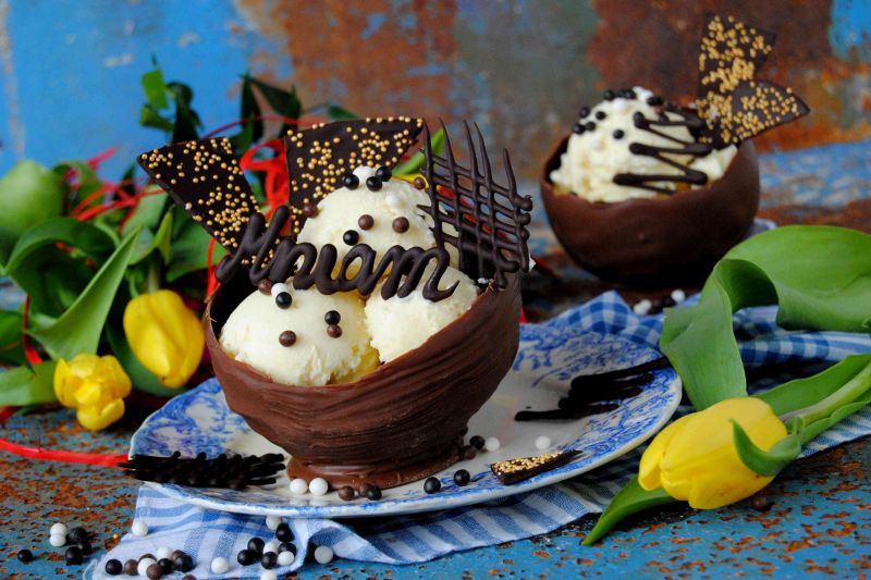 Lody bounty  w czekoladowych pucharkach Lody bounty  w czekoladowych pucharkach