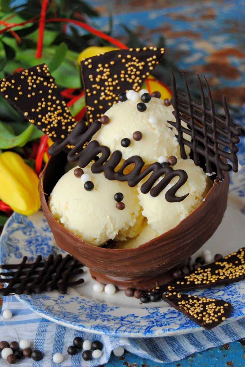 Lody bounty  w czekoladowych pucharkach Lody bounty  w czekoladowych pucharkach