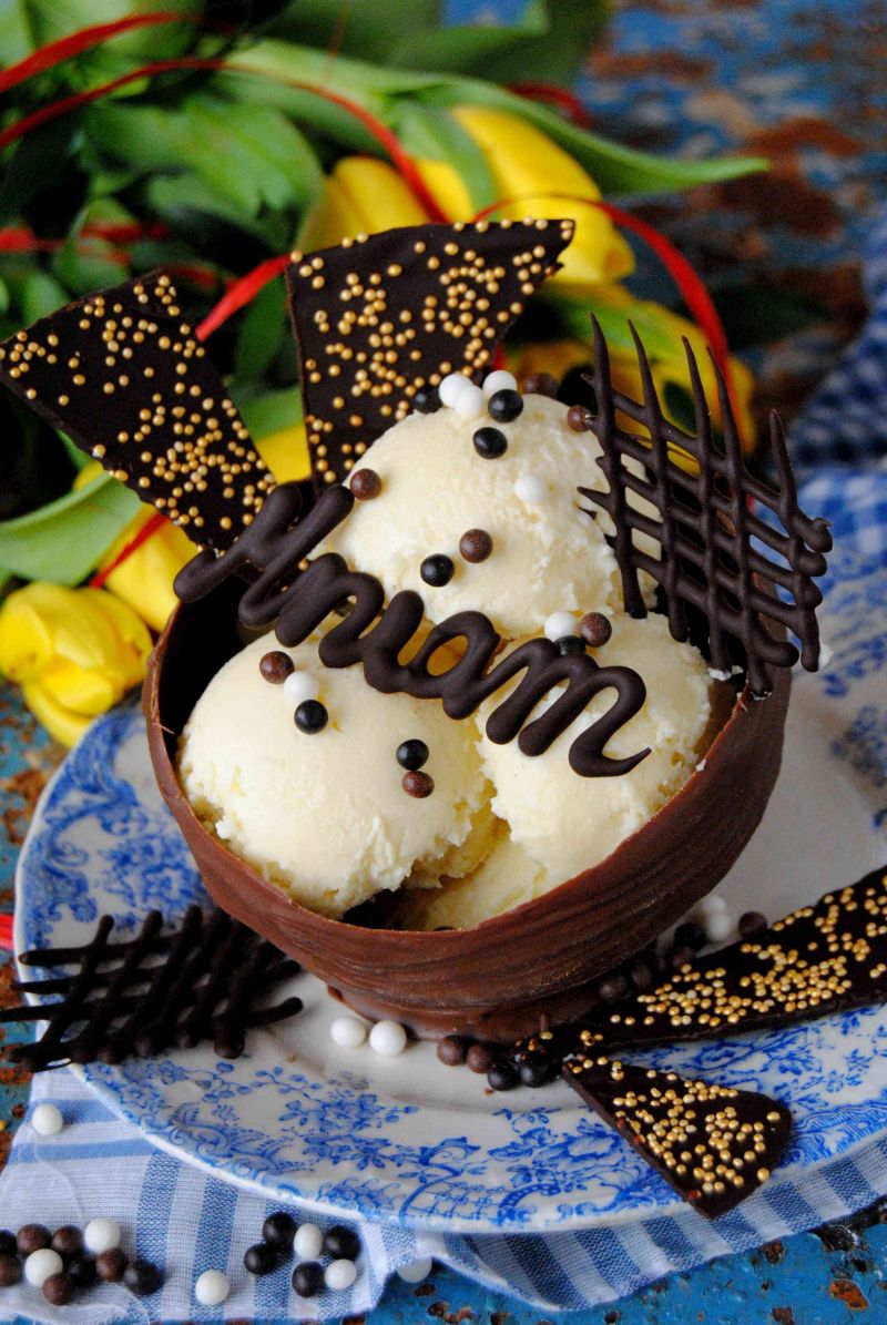 Lody bounty  w czekoladowych pucharkach Lody bounty  w czekoladowych pucharkach