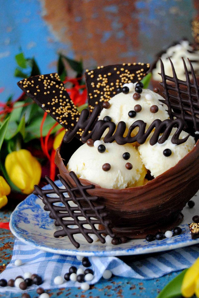 Lody bounty  w czekoladowych pucharkach Lody bounty  w czekoladowych pucharkach