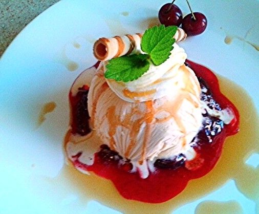 Lody chałwowe z gorącą konfiturą wiśniową Lody chałwowe z gorącą konfiturą wiśniową