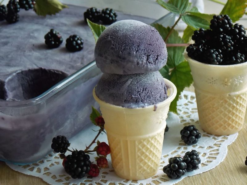 Lody jeżynowe bez jajek