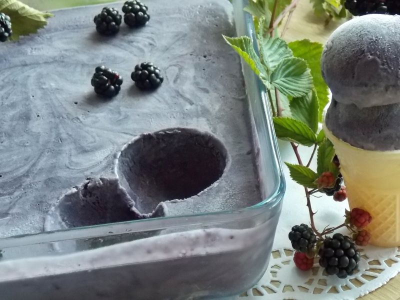 Lody jeżynowe bez jajek