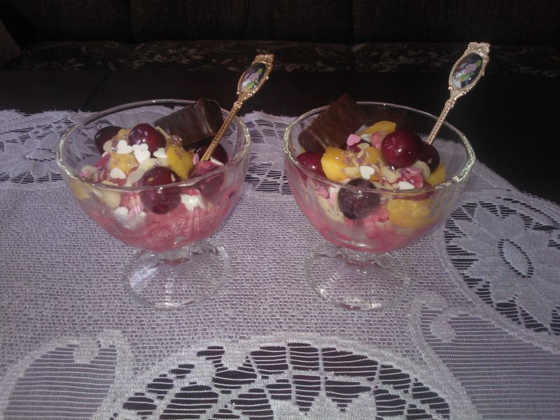 Lody jogurtowe o smaku wiśniowym Lody jogurtowe o smaku wiśniowym