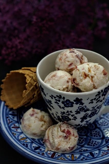 Lody jogurtowe z rabarbarem