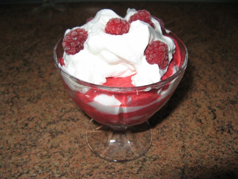Lody malinowe z kremówką Lody malinowe z kremówką