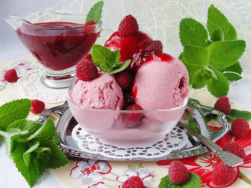 Lody malinowe z sosem Lody malinowe z sosem
