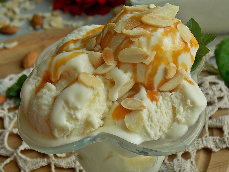 Lody marcepanowe z prażonymi migdałami