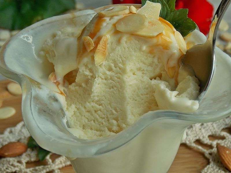 Lody marcepanowe z prażonymi migdałami