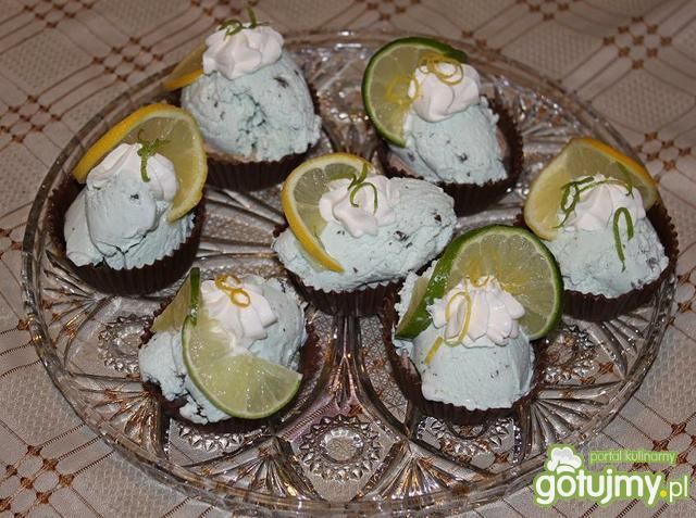 Lody miętowe w babeczkach czekoladowych Lody miętowe w babeczkach czekoladowych
