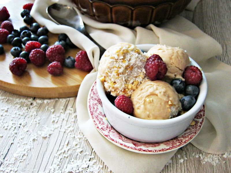 Lody o smaku Kinder z kokosem i orzechami