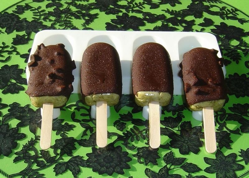 Lody pistacjowe na patyku w czekoladzie