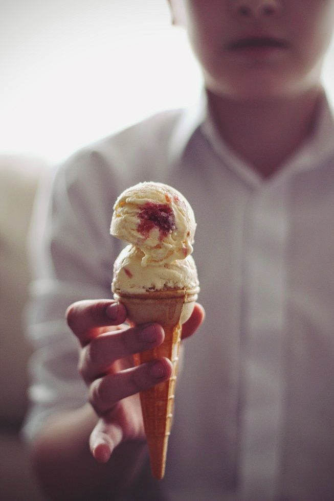 Lody semifreddo z bezikami i rabarbarem Lody semifreddo z bezikami i rabarbarem