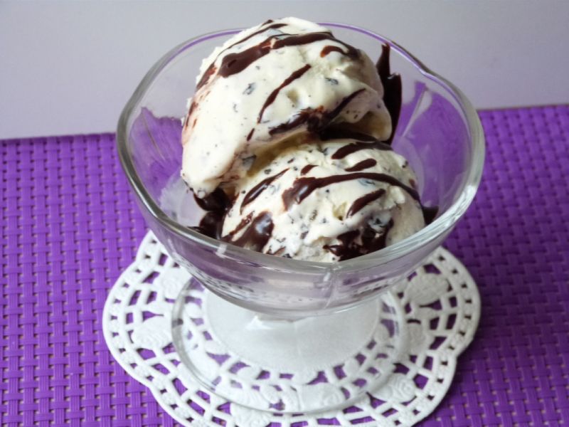 Lody śmietankowe z rodzynkami i czekoladą