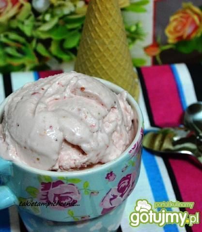 Lody śmietankowe z truskawkami  Lody śmietankowe z truskawkami