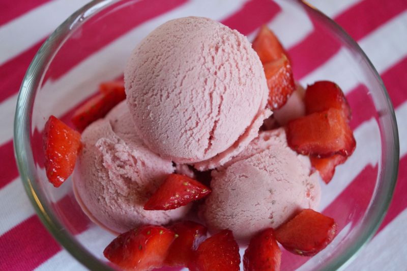 Lody truskawkowe na żółtkach