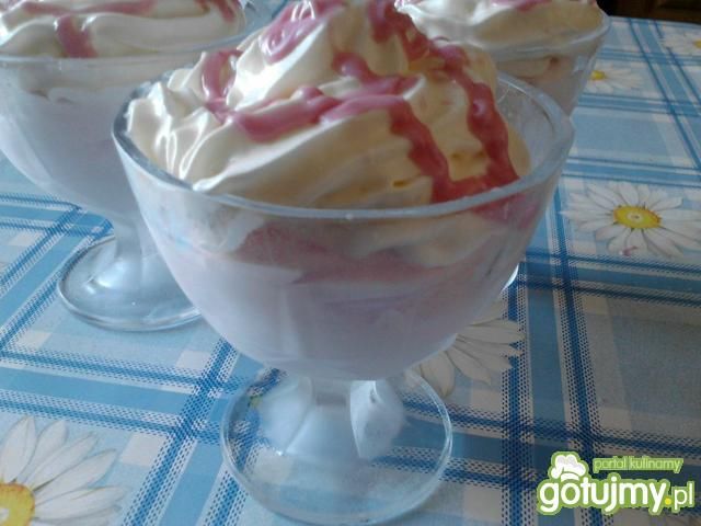 Lody truskawkowe z bitą śmietaną Lody truskawkowe z bitą śmietaną