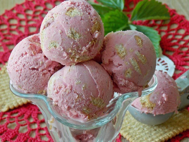 Lody truskawkowe z herbatnikami