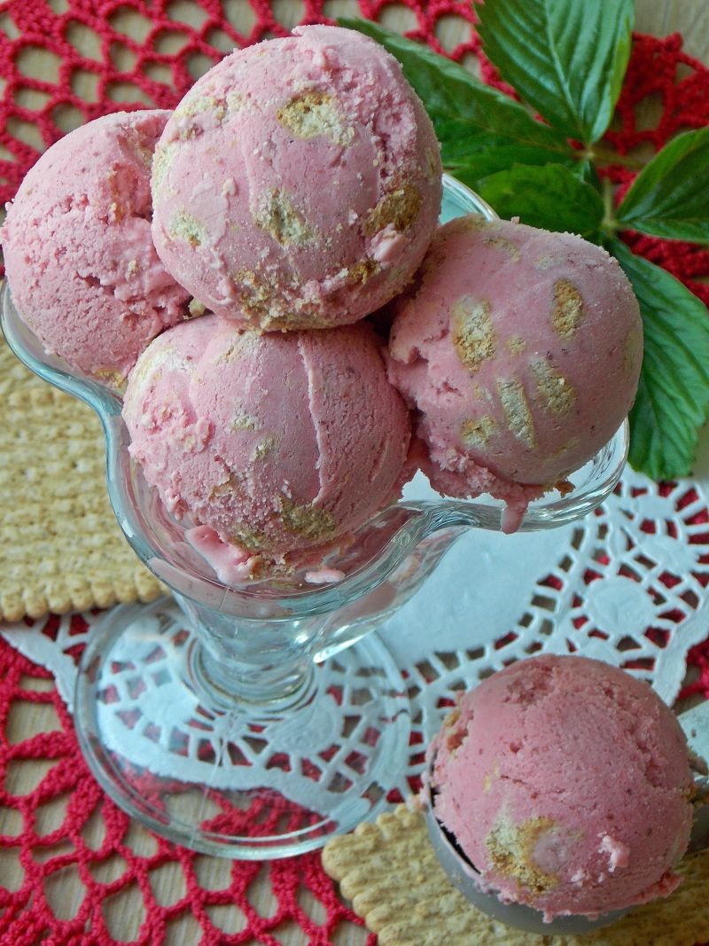 Lody truskawkowe z herbatnikami