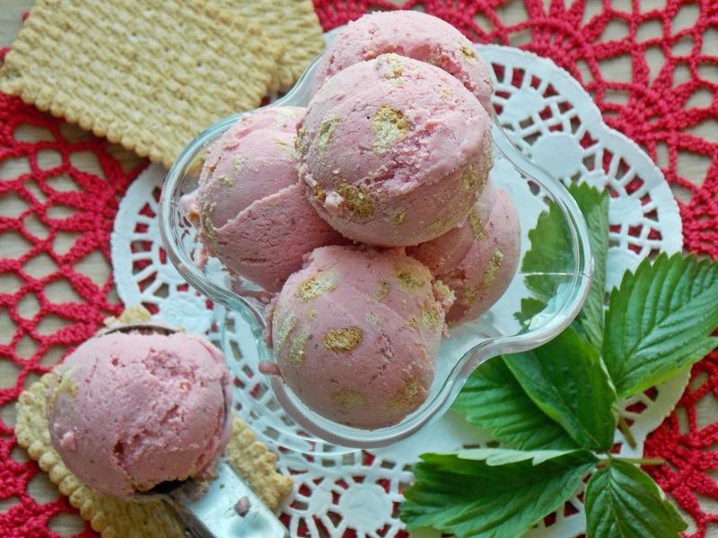 Lody truskawkowe z herbatnikami