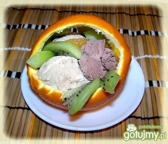 Lody w pomarańczowym koszyczku. Lody w pomarańczowym koszyczku.