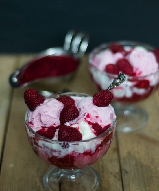 Lody w trzech smakach z malinami Lody w trzech smakach z malinami