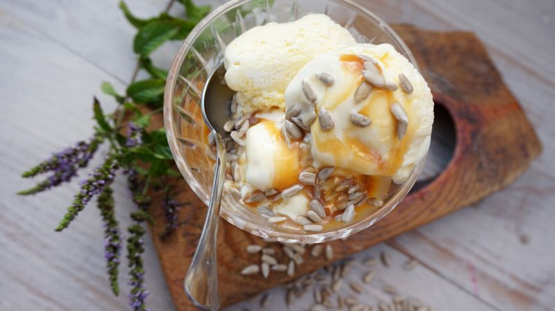 Lody waniliowe z karmelem i słonecznikiem