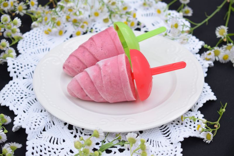 Lody wiśniowe z białą czekoladą i miodem z mniszka Lody wiśniowe z białą czekoladą i miodem z mniszka