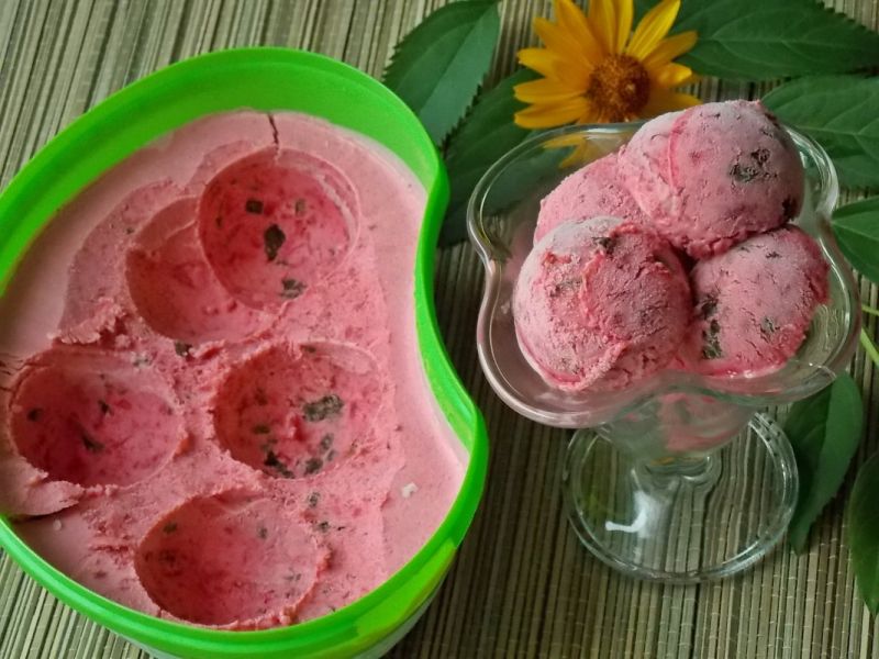 Lody wiśniowe z kawałkami czekolady Lody wiśniowe z kawałkami czekolady