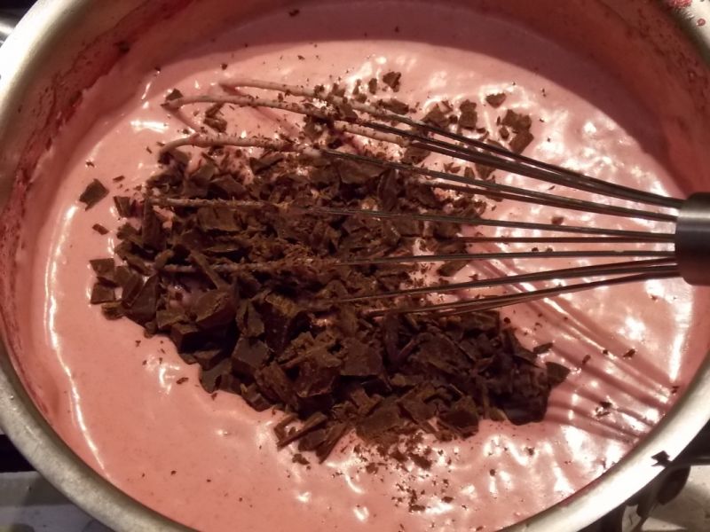 Lody wiśniowe z kawałkami czekolady