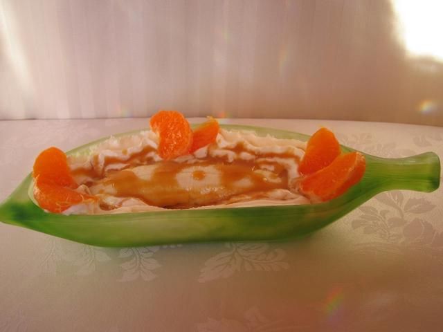 Lody z bananem i sosem karmelowym