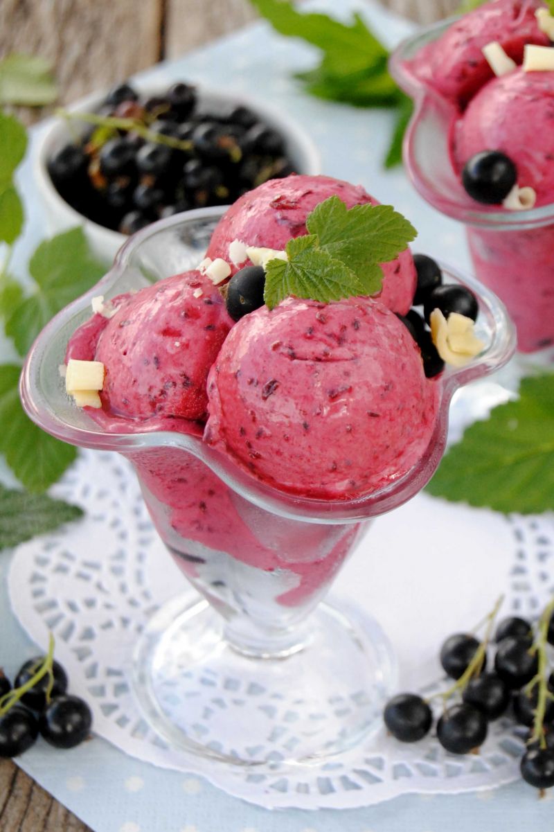 Lody z czarnej porzeczki