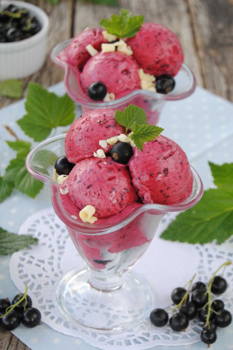 Lody z czarnej porzeczki