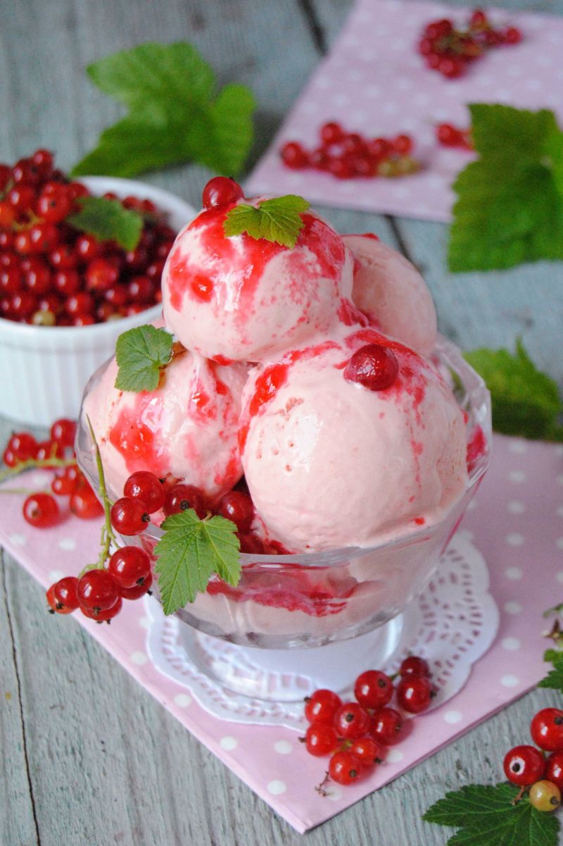 Lody z czerwonej porzeczki