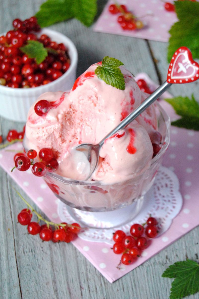 Lody z czerwonej porzeczki