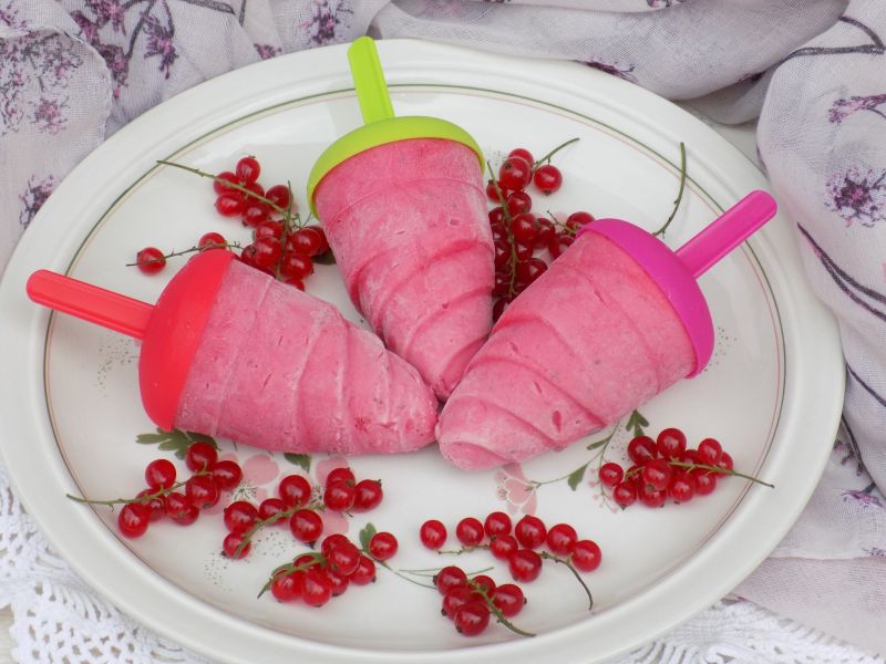 Lody z czerwonej porzeczki na jogurcie naturalnym 