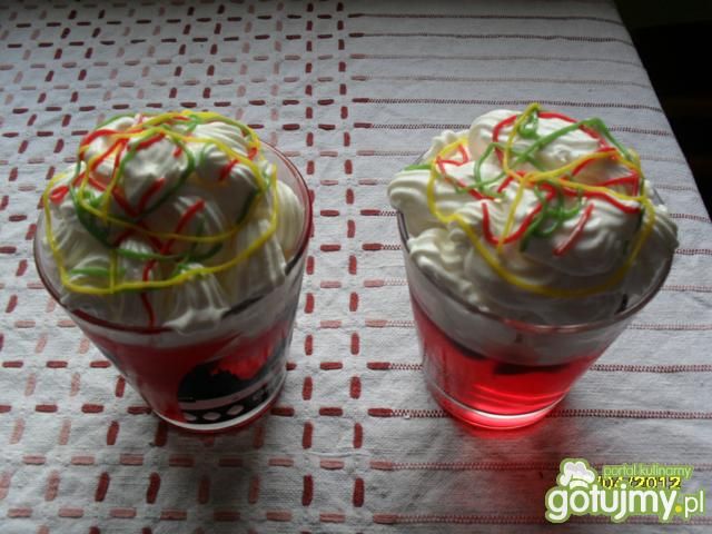 Lody z galaretką i bitą śmietaną