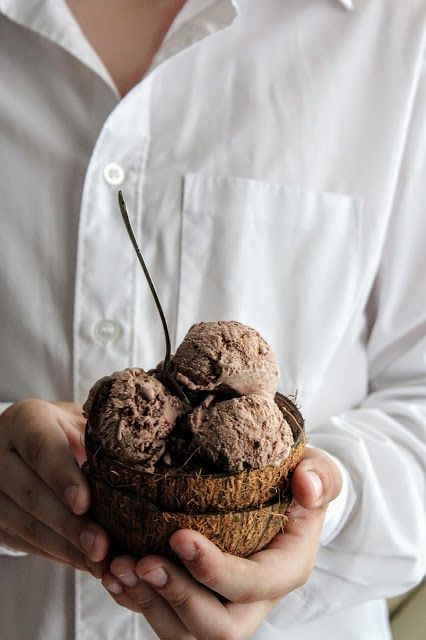 Lody z kakao i miękkimi ciasteczkami brownie