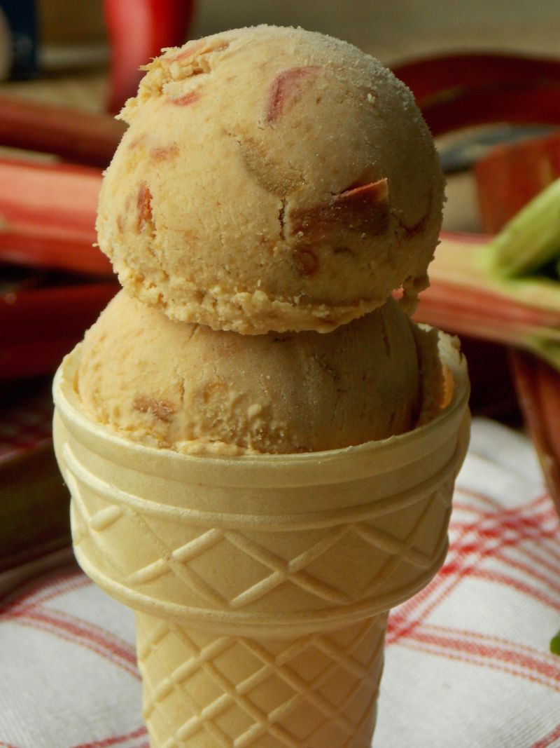 Lody z karmelizowanym rabarbarem Lody z karmelizowanym rabarbarem