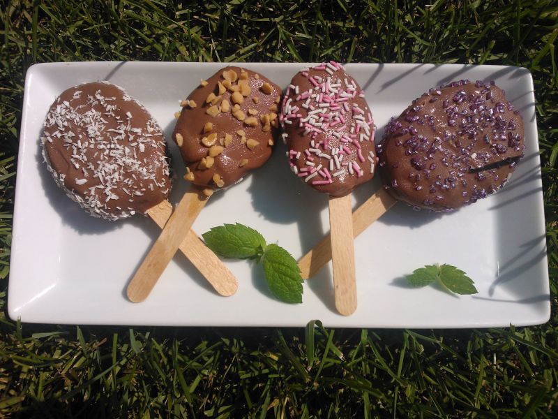 Lody z kiwi w czekoladzie mlecznej Lody z kiwi w czekoladzie mlecznej