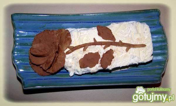 Lody z marcepanową różą.