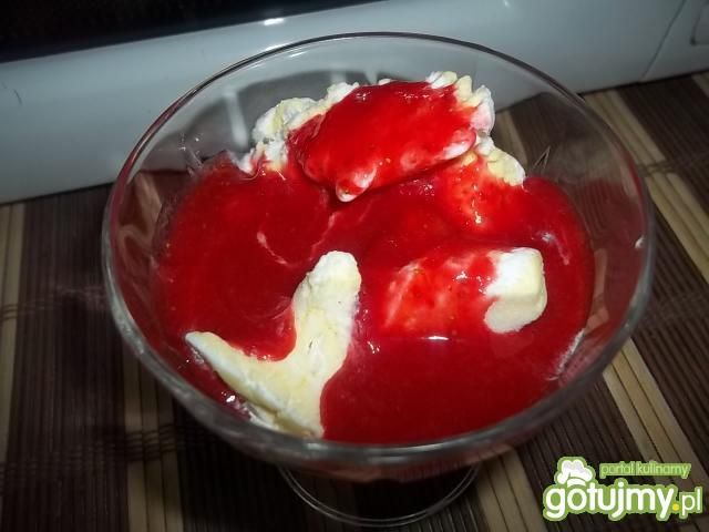 Lody z musem truskawkowym Lody z musem truskawkowym