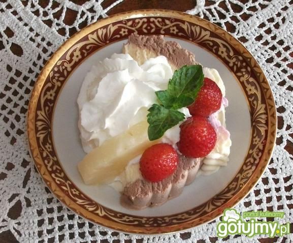 Lody z owocami i smietaną