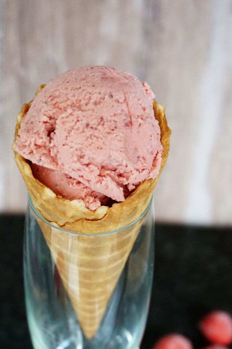 Lody z pieczonych truskawek Lody z pieczonych truskawek