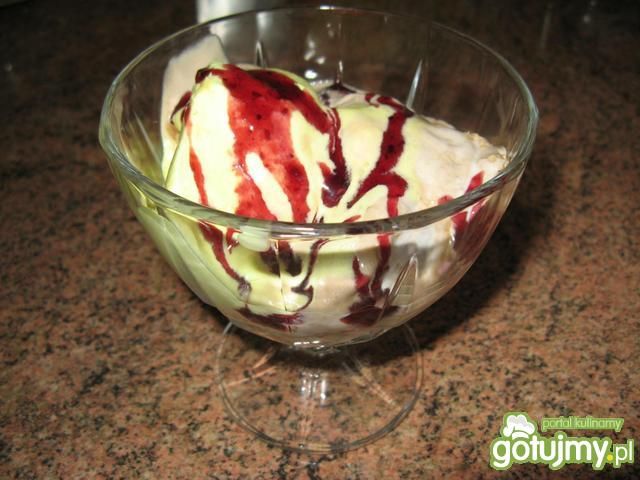 Lody z polewą jagodową 