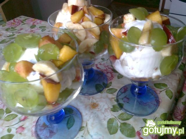 Lody z sałatką owocową Lody z sałatką owocową