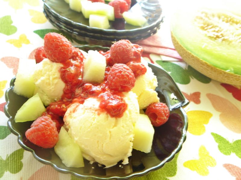 Lody z serka mascarpone z melonem i malinami
